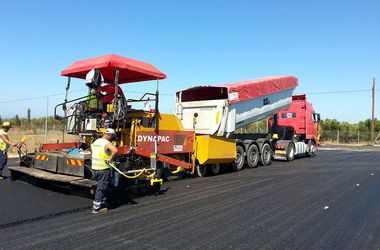 Asphalt Paver with MOBA-matic in Greece